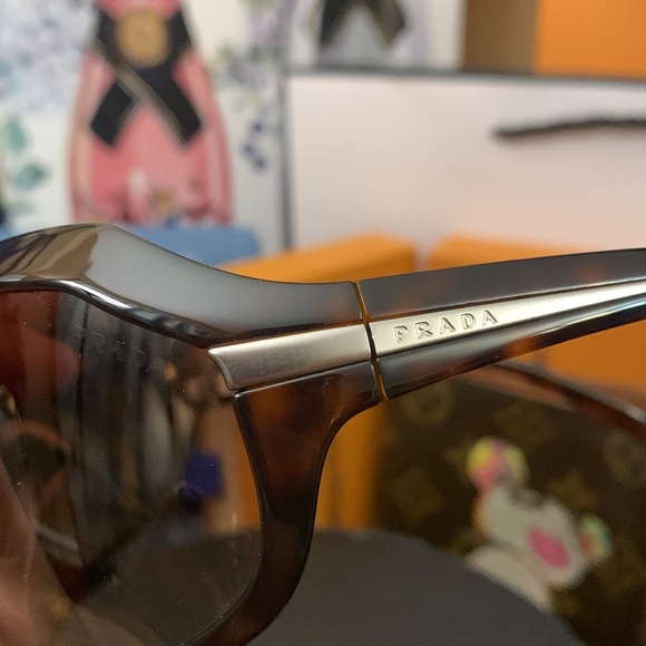 Prada Sunnies with Case - Picture 4 of 7